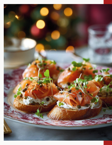 Фото блюда: БРУСКЕТТА С ЛОСОСЕМ И ТРЮФЕЛЬНЫМ КРЕМ-СЫРОМ