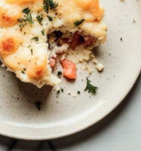 Фото блюда: Запечённый творог со слабосолёной рыбой и укропом