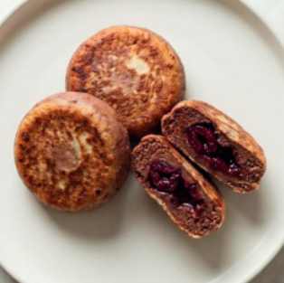 Фото блюда: Сырники шоколадные с вишней